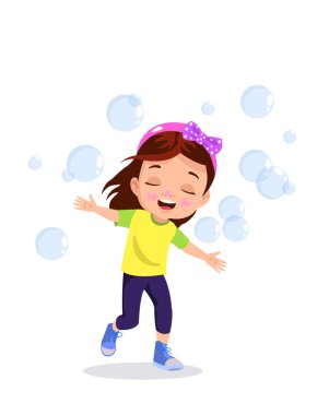 Şirin çocuk kabarcıkları ile oyun