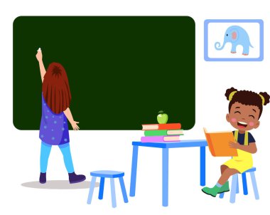 Okul sınıfına ve sevimli mutlu öğrencilere.