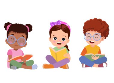 Kitap resimlerini okuyan sevimli küçük çocuk.