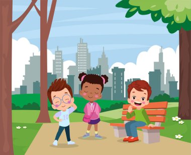 Tatlı çocuk bankta oturuyor.