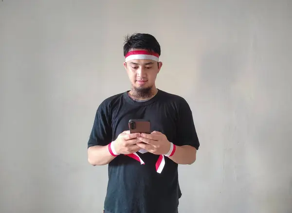 Ein Junger Asiatischer Mann Mit Glücklichem Gesichtsausdruck Während Sein Handy — Stockfoto