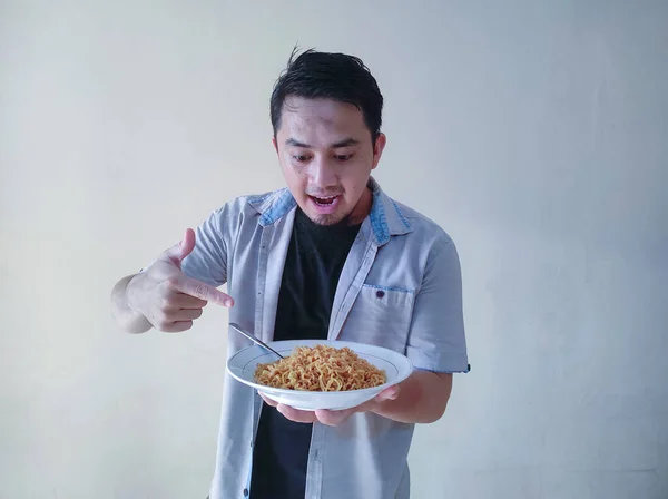 Choque Wow Retrato Asiático Juventude Desfrutando Macarrão Frito Conceito Almoço — Fotografia de Stock
