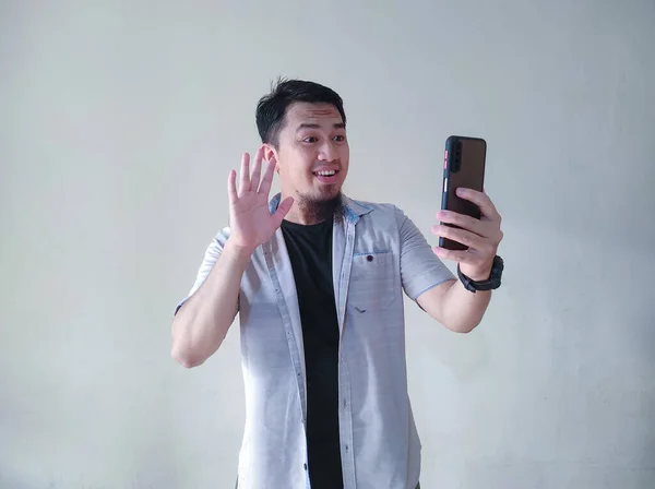 Foto Von Positiven Aufgeregt Asiatischen Mann Trägt Weißes Hemd Vlog — Stockfoto