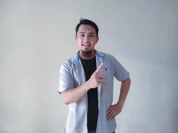 Erwachsener Asiatischer Mann Weißen Hemd Zeigt Mit Glücklichem Gesichtsausdruck Auf — Stockfoto