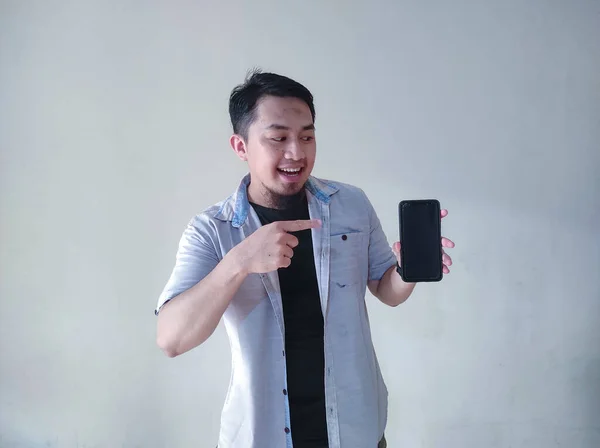 Vuxen Asiatisk Man Ler Glad Samtidigt Som Han Visar Sin — Stockfoto