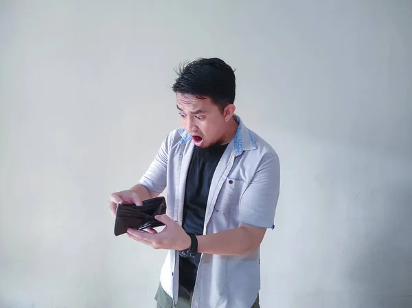 Ein Reifer Asiatischer Mann Öffnet Seine Leere Brieftasche Mit Traurigem — Stockfoto
