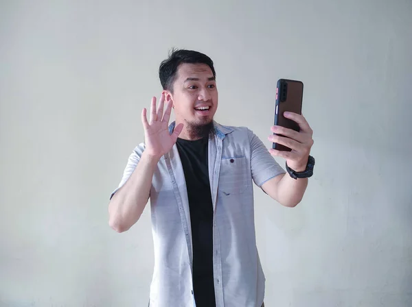 Foto Positiva Glada Asiatiska Man Bär Vit Skjorta Vlog Inspelning — Stockfoto