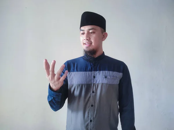 Asiatique Musulman Homme Souriant Regardant Ses Mains — Photo