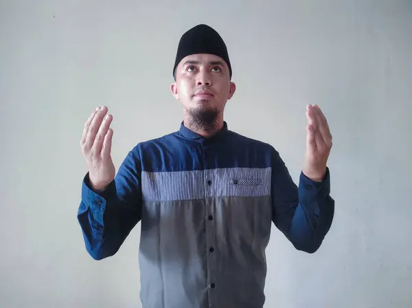 Asiático Muçulmano Homem Está Levantando Mãos Oração — Fotografia de Stock