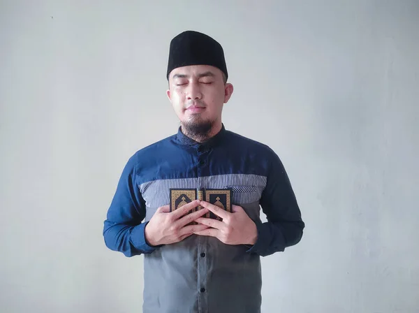 Asiatisk Man Med Blå Skjorta Håller Och Placerar Koran Bröstet — Stockfoto