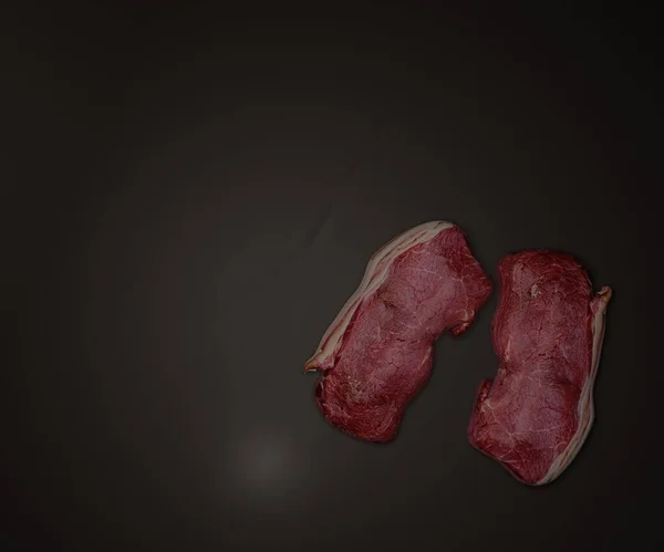 Isolert Ferskt Rødt Kjøtt Med Tomt Rom Svart Bakgrunn Smelting – stockfoto