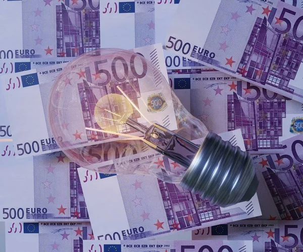 Lâmpada Incandescência Dinheiro Disperso Fundo Notas Euro Renderização — Fotografia de Stock