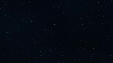 Siyah gökyüzünde dönen yıldızların 3 boyutlu animasyonu, yıldızın ışığı Dünya 'nın atmosferi tarafından kırılıyor, bu da onun konumunu ve parlaklığını değiştiriyor gibi görünmesine neden oluyor.. 