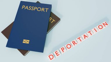 Bir pasaport ve 'DEPORTATION' kelimesinin 3 boyutlu yorumlanması, umut ve gerçeklik arasındaki zıtlığı vurguluyor.