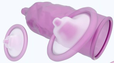 Sarılı olmayan 3 boyutlu prezervatifler, belirgin yuvarlak kenarları ve su deposunun ucu görünür ve başka bir prezervatif tamamen halka şeklinde küçük bir şekle sokulmuş..