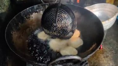 Kachuri, Kolkata 'da bir yemek dükkanında tavada kızartılıyor. Hindistan 'da sokak yemekleri.