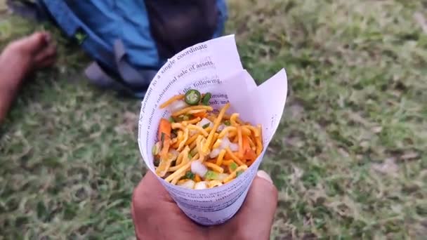 インドの西ベンガル州コルカタの通りにあるインド料理のハティ ガラムのクローズアップ コルカタのインド料理 — ストック動画