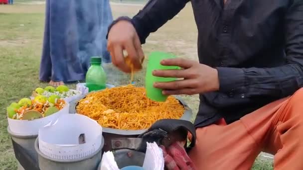 Nahaufnahme Von Indischem Essen Ghati Garam Auf Einer Straße Kalkutta — Stockvideo