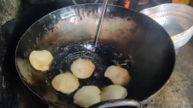 Kachuri, Kolkata 'da bir yemek dükkanında tavada kızartılıyor. Hindistan 'da sokak yemekleri.