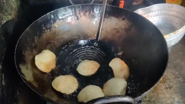 Kachuri在加尔各答一家食品店的锅里被炸了印度街头食物 — 图库视频影像