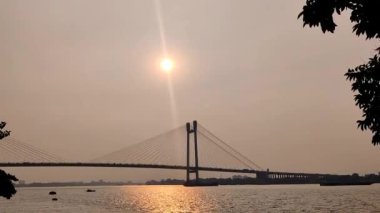PrincepGhat, Kolkata 'da günbatımı. Kolkata, Hindistan 'da Ganga Nehri ve Vidyasagar Setu Köprüsü.
