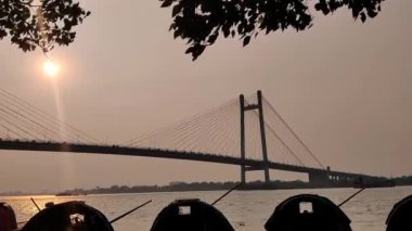 PrincepGhat, Kolkata 'da günbatımı. Kolkata, Hindistan 'da Ganga Nehri ve Vidyasagar Setu Köprüsü.