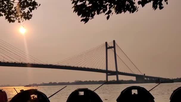 Solnedgang Princep Ghat Kolkata Ganga River Vidyasagar Setu Bridge Det – Stock-video