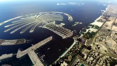 BAE 'deki Dubai Palm Jumeirah' ın hava görüntüsü. Mavili denizleri ve güneşli bir günde The Palm 'ı gösteren İHA görüntüleri..