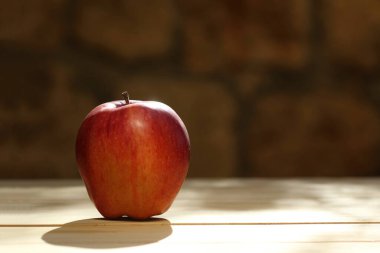 Ahşap arkaplanda kırmızı elma