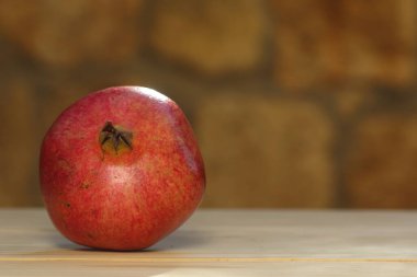 Tahta zemin üzerinde olgun kırmızı nar.