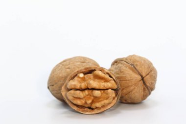 Tüm ceviz ve ceviz çekirdekleri beyaz arka planda izole edilmiş.