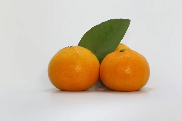 Čerstvé Zralé Mandarinky Zelené Listy Bílém Pozadí — Stock fotografie