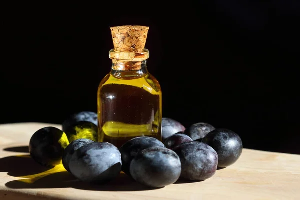 Olívaolaj Egy Üvegben Fekete Olajbogyó Asztalon — Stock Fotó