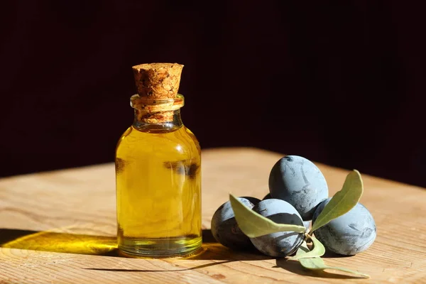 Olivový Olej Láhvi Černé Olivy Dřevěném Stole — Stock fotografie