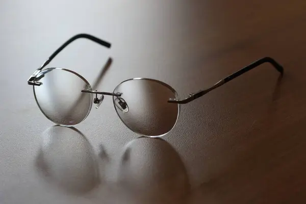 Gözlükler Okuma Gözlükleri Ahşap Masada — Stok fotoğraf