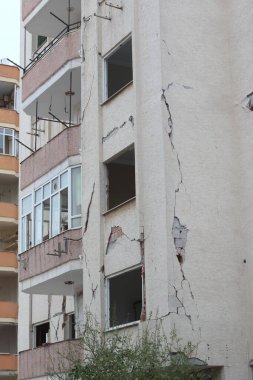 Türkiye 'de deprem sonrası hasar görmüş bir daire.