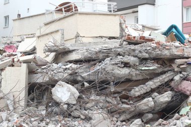 Türkiye 'de deprem üzerine çöken bina