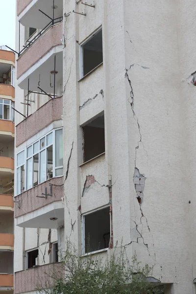Türkiye 'de deprem sonrası hasar görmüş bir daire.