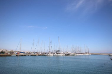 Deniz manzarası ve Akdeniz kıyısının limanı