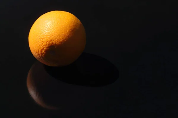 Narancssárga Fekete Háttérrel Elszigetelt — Stock Fotó