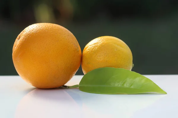 白い背景に新鮮な熟した黄色のオレンジ — ストック写真