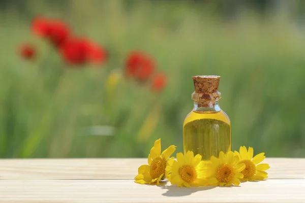 Flasche Mit Blumen Auf Holztisch — Stockfoto