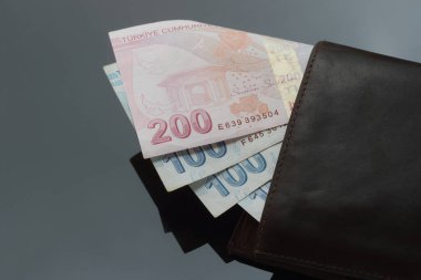 Koyu bir arka planda cüzdanda Türk lirası