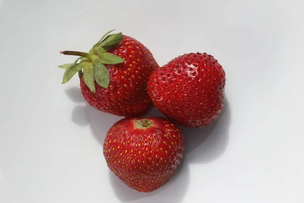 白色背景的孤立草莓 — 图库照片