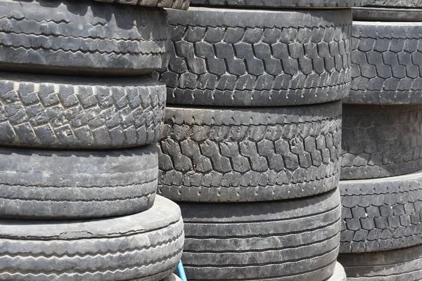 Stapel Alter Reifen Verschiedenen Größen — Stockfoto