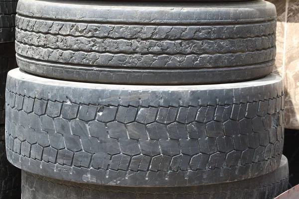 各种尺寸的旧轮胎堆栈 — 图库照片