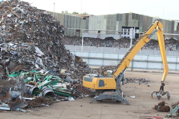 工厂中金属废料堆 — 图库照片