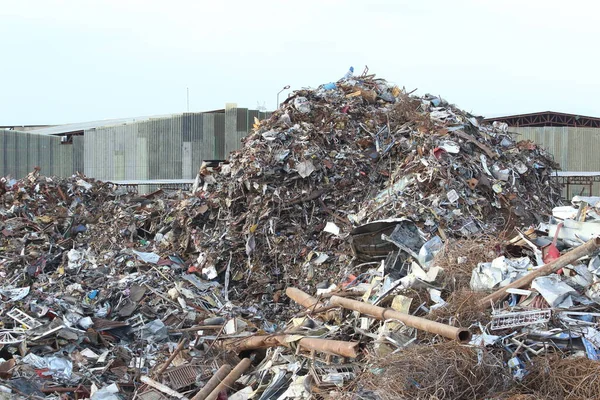 工厂中金属废料堆 — 图库照片