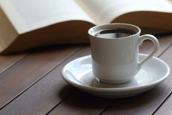 Uma Chávena Café Mesa Ler Conceito Livro — Fotografia de Stock