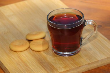 Kurabiyeli kırmızı çay.